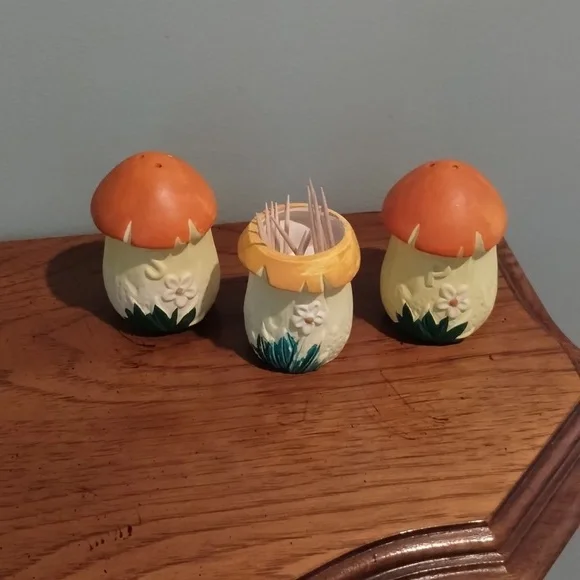 Mushroom Salt & Pepper Set - Picture 2 of 8